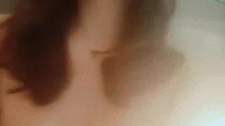 骚妹骑乘猛摇腰，自高潮喷水翻白眼