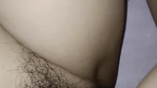 甜笑骚妹笑闹被操到喷水高潮