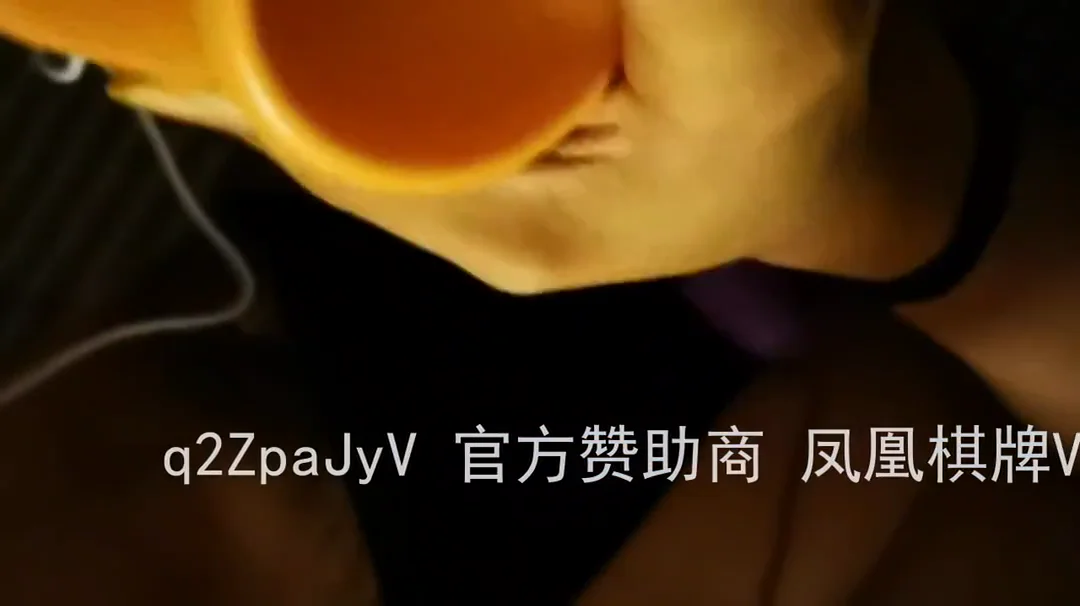 老婆深夜自慰喷水 哭喊求老公狠操