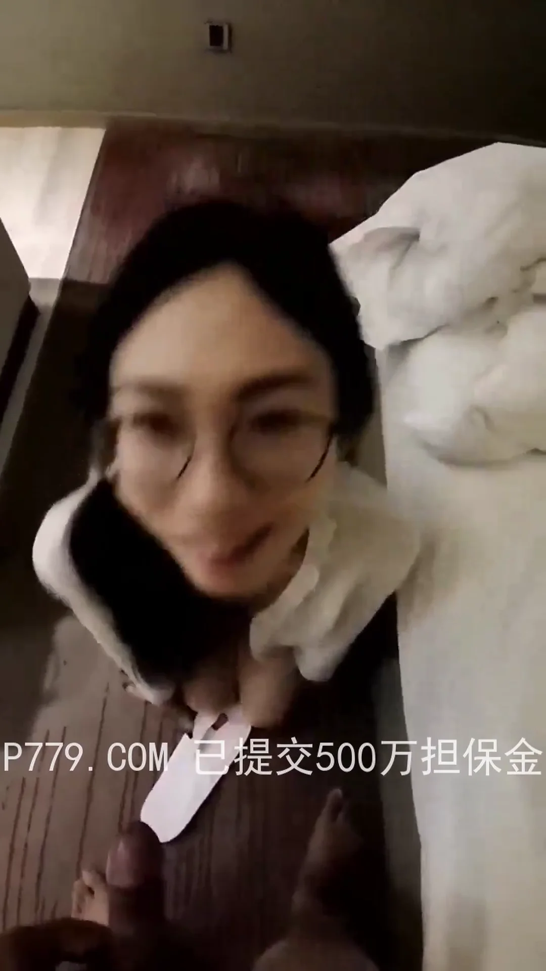 美女老师办公室深喉口交吞精