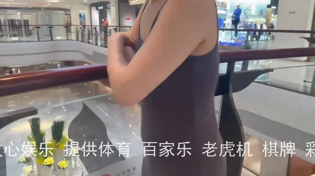 商场咖啡馆遥控她高潮喷水颤抖