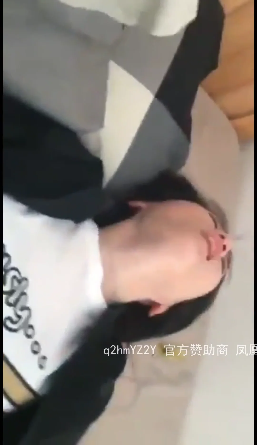 高颜值美女穿衣沙发无套猛操喷水