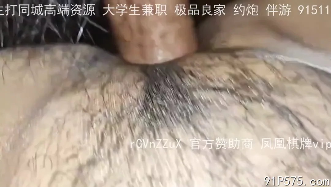 隔着油亮无缝丝袜直插女友湿滑骚穴，鸡巴再裹老婆原味丝袜双层快感