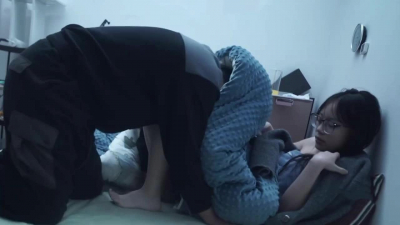 眼镜女友同居羞涩，浴后裹被藏粉躯